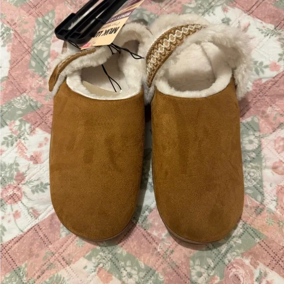 Muk Luks Brown Women's Slippers - Picture 1 of 4
